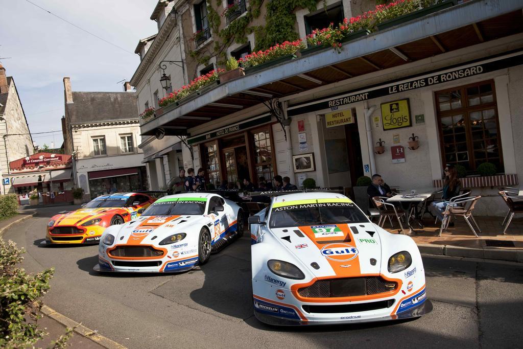 Logis Hotel De France La Chartre-sur-le-Loir Exterior foto
